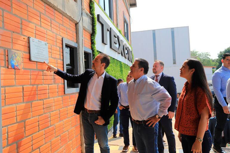 Horacio Cartes, como presidente de la ANR y Andrés Gwynn en la fábrica de Texcin Group.