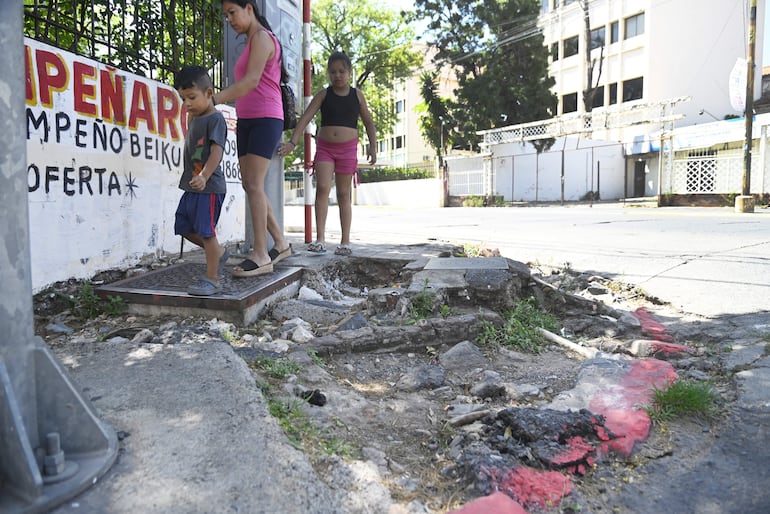 Familia se debe tomar de la mano y pasar entre la vereda destrozada en zona del centro.