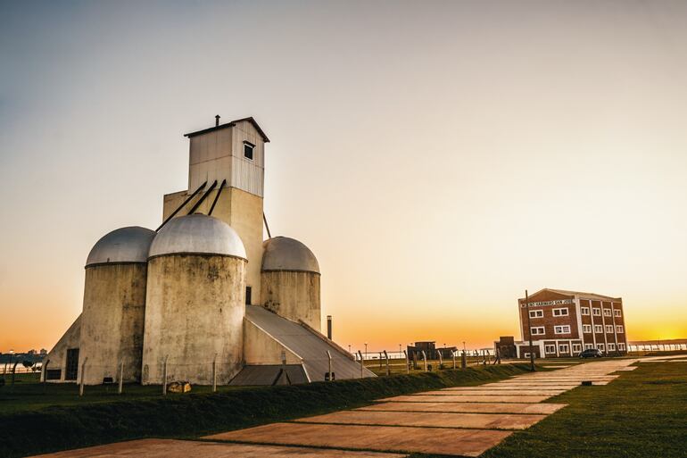 Edificios históricos del Silo y Molino San José en Encarnación, ubicados sobre la avenida Costanera República del Paraguay, al costado de la populosa Playa San José.