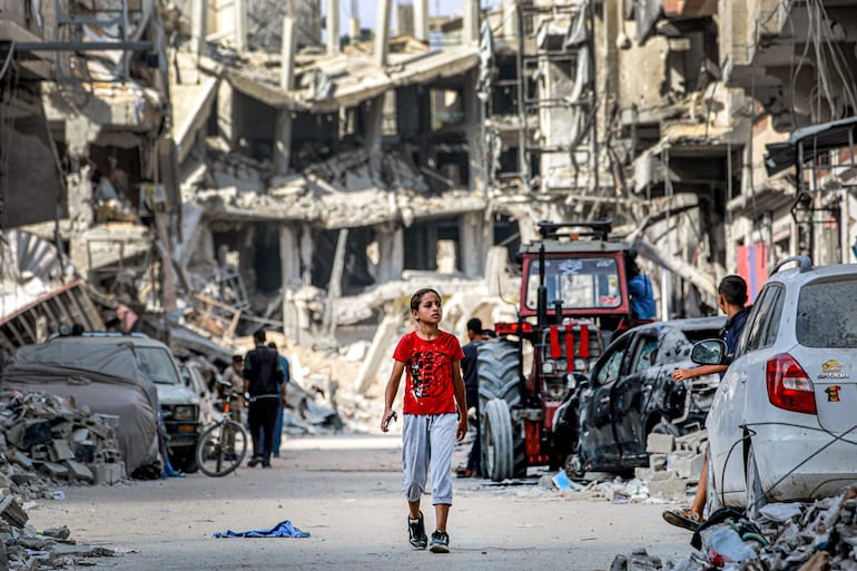 Un niño camina entre edificios destruidos en Jan Yunis, en el sur de la Franja de Gaza, este lunes.