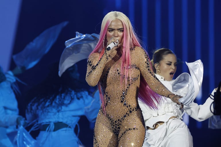 Karol G durante su show en el Estadio Santiago Bernabéu de Madrid, donde mañana cerrará su gira "Mañana será bonito".