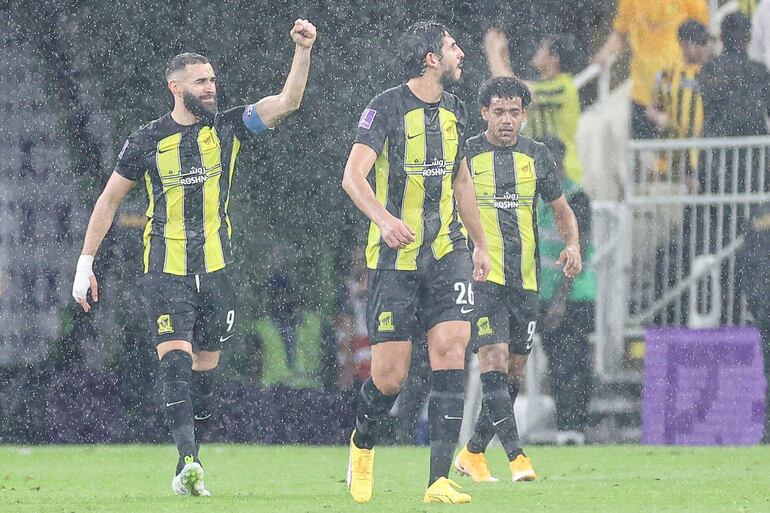 El francés Karim Benzema (I), futbolista del Al Ittihad de Arabia Saudita, celebra un gol en el partido de primera ronda del Mundial de Clubes de la FIFA 2023 frente al Auckland City en el King Abdullah Sports City stadium, en Jeddah.