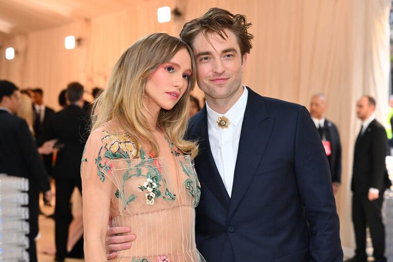 El actor británico Robert Pattinson y Suki Waterhouse están comprometidos y esperar un bebé.