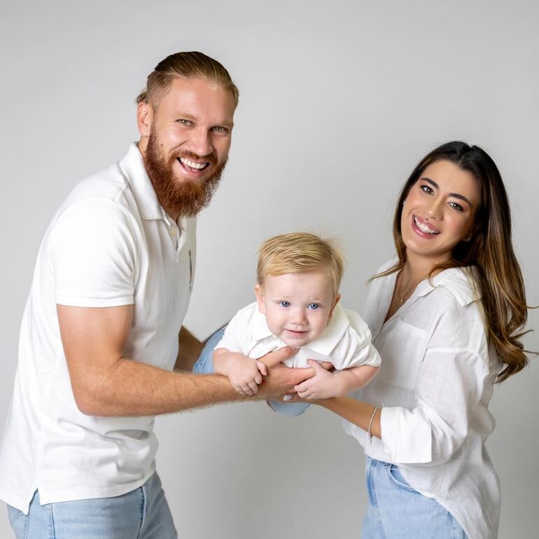 ¡Hermosa familia! Isidro Pitta y Tathi Velázquez con el dulce Francesco Bautista.