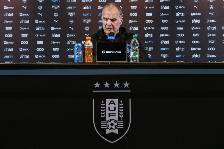 El entrenador de la selección uruguaya de fútbol, Marcelo Bielsa, ofrece una conferencia de prensa de cara a la doble fecha de eliminatorias mundialistas en la que el combinado Celeste visitará a Colombia y luego recibirá en casa a Brasil, hoy, en el Estadio Centenario en Montevideo (Uruguay).