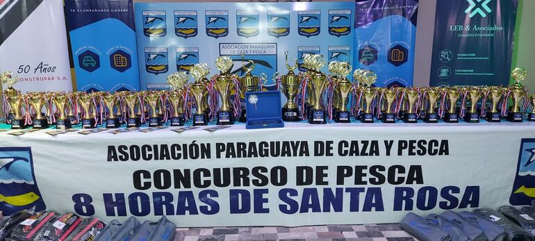 Decenas de trofeos esperan a sus dueños, luego de la tradicional pesca “8 horas de Santa Rosa”.