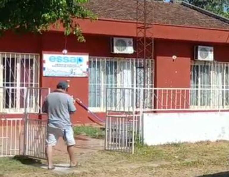 Un hombre ingresa a la oficina de Essap de Pilar, varios barrios no cuentan con el servicio de agua potable de la Essap.