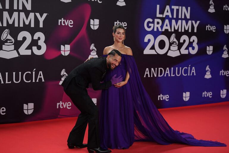 El colombiano Maluma y su novia Susana Gomez, quien está en la dulce espera de Paris, llegando felices a la edición número 24 de los Latin Grammy en Sevilla. (JORGE GUERRERO/AFP)