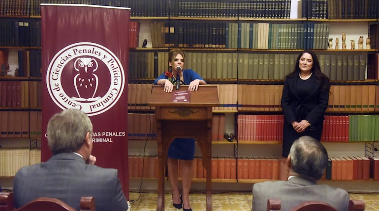 Las Dras. Claudia Criscioni y Yolanda Morel, durante la presentación de la obra "Derecho Penal Economico 1".