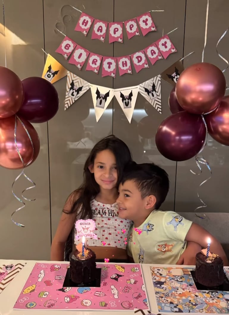 Olivia Iturbe celebrando su cumple con su hermanito Ciro Iturbe. (Captura de la historia de Instagram de Guadalupe González)