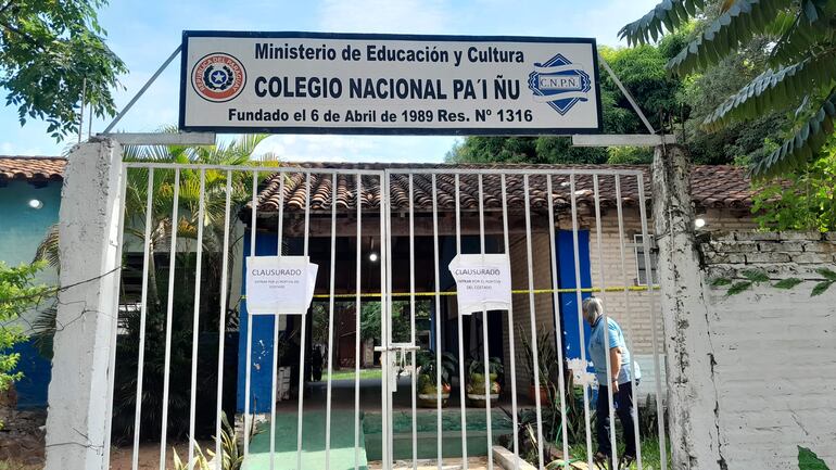 El color azul sería el principal impedimento para reparar el colegio Nacional Pai Ñu que se cae a pedazos. El azul es color del uniforme desde hace 34 años.