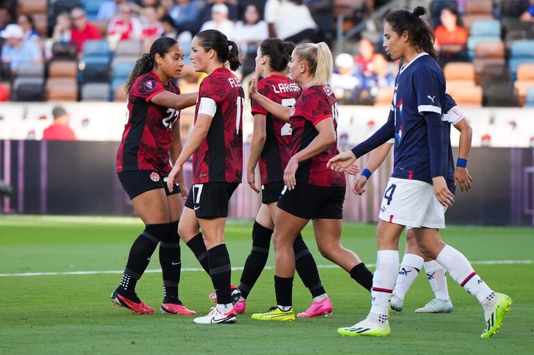 Las jugadoras de Canadá festejan un gol en el partido ante Paraguay por la Copa Oro Femenina de la Concacaf. 