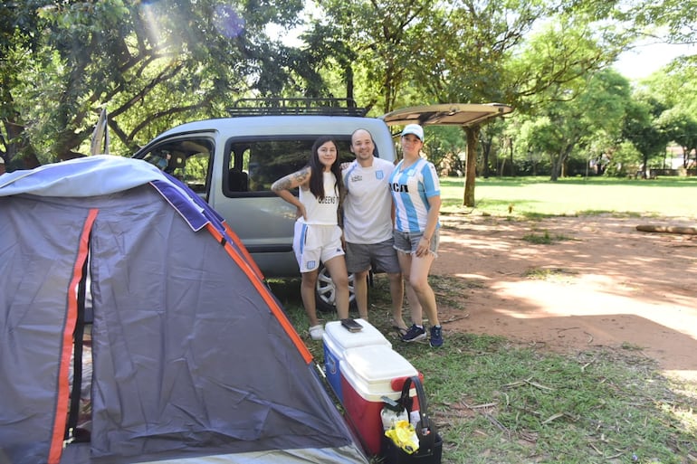 Hinchas de Racing que acamparon en el Parque Seminario