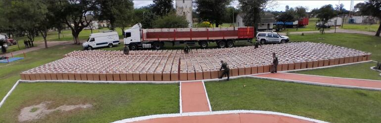 Gendarmes argentinos incautan cargamento de cigarrillos de contrabando.