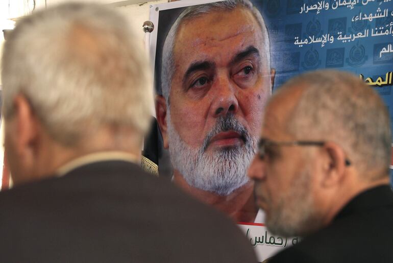 Un cartel con el retrato de Ismail Haniyeh en Saná, Yemen.