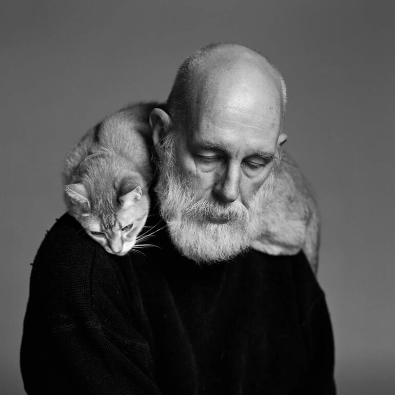 Edward Gorey con uno de sus amados gatos.