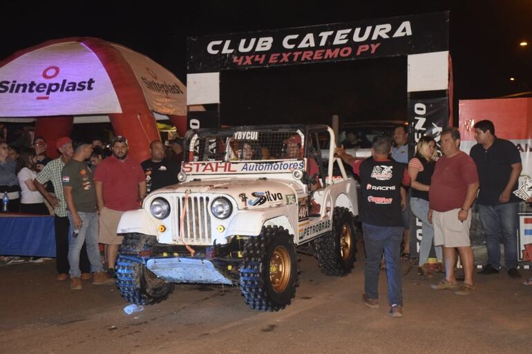 El Ford Jeep de Kiko López-Paz Pereira, en la largada simbólica.