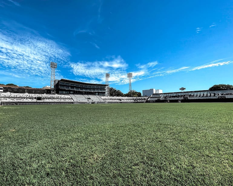 Así luce el nuevo empastado del estadio Osvaldo Domínguez Dibb del Club Olimpia, en Asunción.