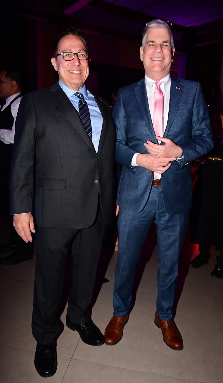 Michael Savino junto con Marc Ostfield, embajador de Estados Unidos en Paraguay. 