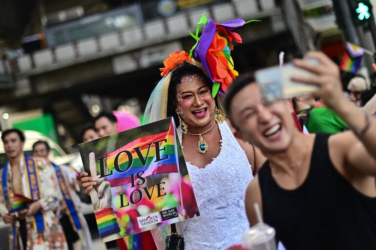 Miembros de la comunidad LGTBI en la Marcha del Orgullo en Tailandia. 