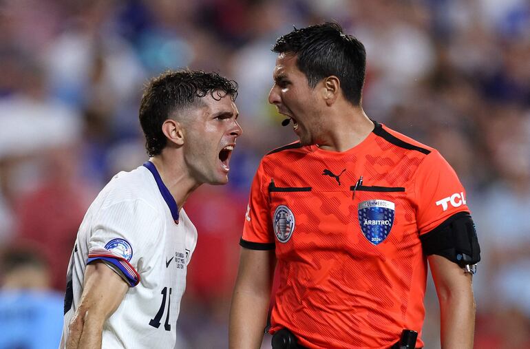 KANSAS CITY, MISSOURI - JULY 01: Christian Pulisic of United States argues with Referee Kevin Ortega during the CONMEBOL Copa America 2024 Group C match between United States and Uruguay at GEHA Field at Arrowhead Stadium on July 01, 2024 in Kansas City, Missouri.   Jamie Squire/Getty Images/AFP (Photo by JAMIE SQUIRE / GETTY IMAGES NORTH AMERICA / Getty Images via AFP)