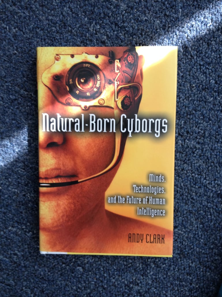 "El filósofo Andy Clark sostiene que los humanos somos cyborgs..."
Andy Clark, Natural-born cyborgs (2003).