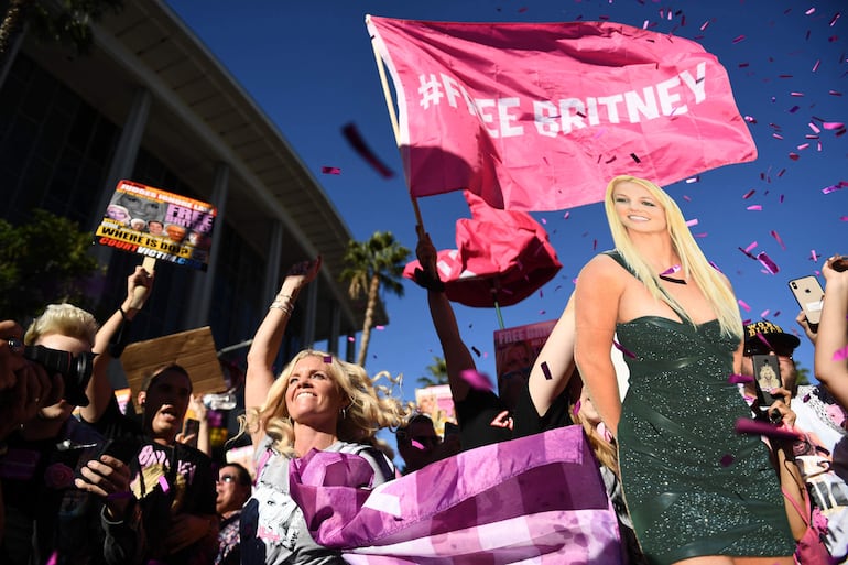 Integrantes del movimiento #FreeBritney, que pedían el fin de la tutela que pesaba sobre la persona y el patrimonio de Britney Spears celebraron la decisión tomada ayer por la justicia.