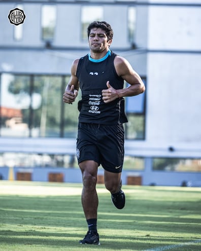 Robert Rojas en el entrenamiento del miércoles pasado desplegado por el plantel de Olimpia. El lateral está contuso.