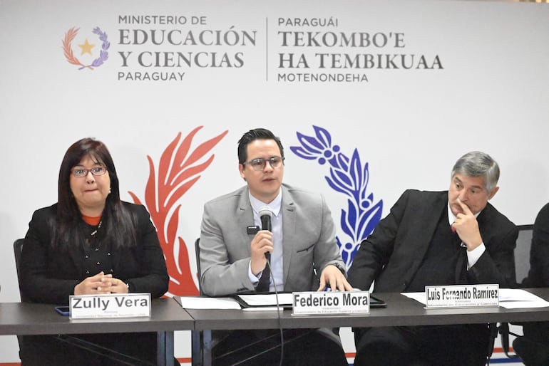 La rectora de la UNA, Zully Vera, el viceministro de Educación Superior, Federico Mora y el ministro de Educación, Luis Ramírez, en el lanzamiento de la Encuesta Nacional de Educación Superior (ENES).