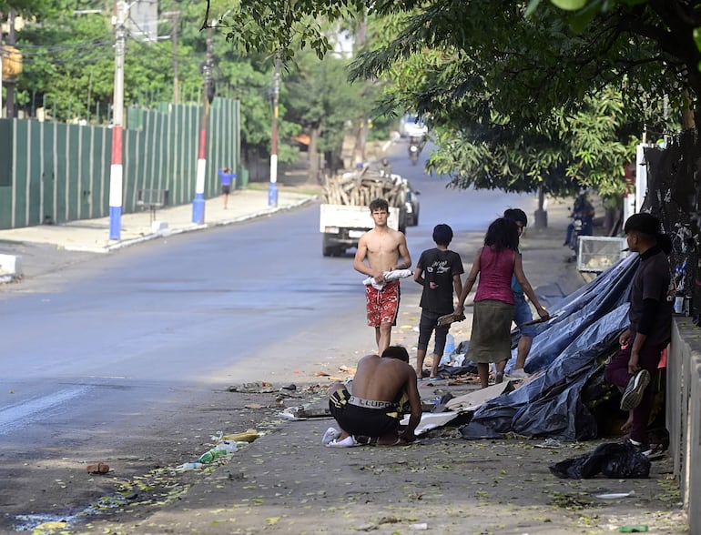 Indígenas se instalan en la vereda frente al Indi, ante la falta de respuestas a sus reclamos. El sábado, el Gobierno "despejó" la zona, a días del traspaso de mando.