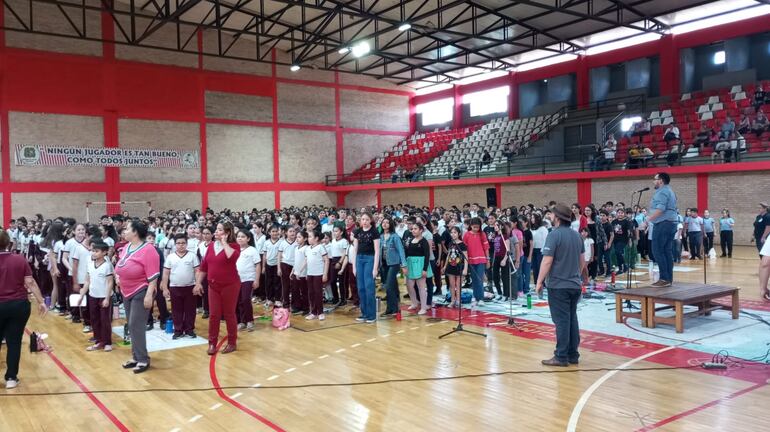 Esta semana se realizó los ensayos generales del concierto de los niños de la 1000 voces en el polideportivo de la Municipalidad de San Lorenzo.