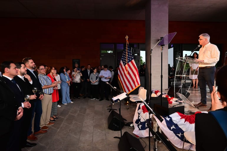 El embajador de los Estados Unidos, Marc Ostfield brindó las palabras de bienvenida a los 700 invitados en el picnic que celebró por anticipado el Día de la Independencia de los EE.UU.