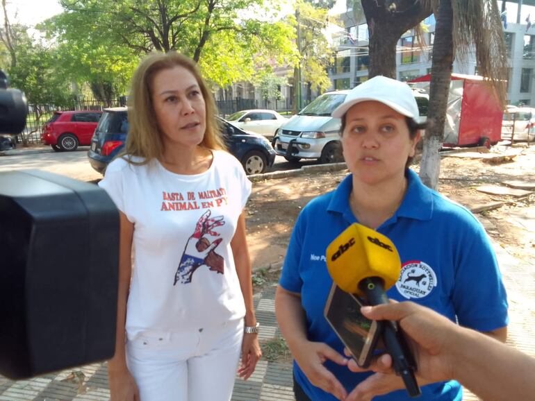 Abogada Edith Ortiz y Noelia Poletti, de la Asociación de Rotweiller Paraguay, frente a la Cámara de Diputados, donde se trató este miércoles proyecto de ley de perros potencialmente peligrosos.