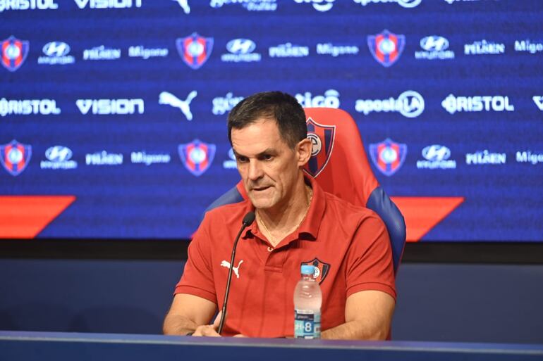 Víctor Bernay, entrenador de Cerro Porteño, en conferencia de prensa.