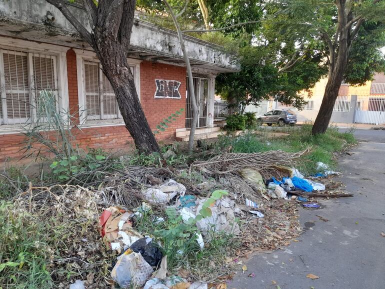 Trabajos de limpieza en una casa abandonada del barrio San Vicente, Asunción