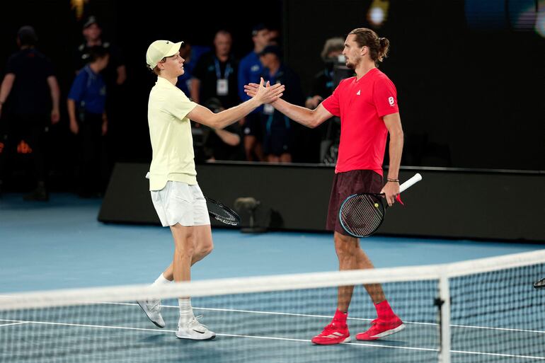 Jannik Sinner (izq.) de Italia estrecha la mano de Alexander Zverev de Alemania después del partido final individual masculino en el día quince del torneo de tenis Abierto de Australia en Melbourne el 26 de enero de 2025.