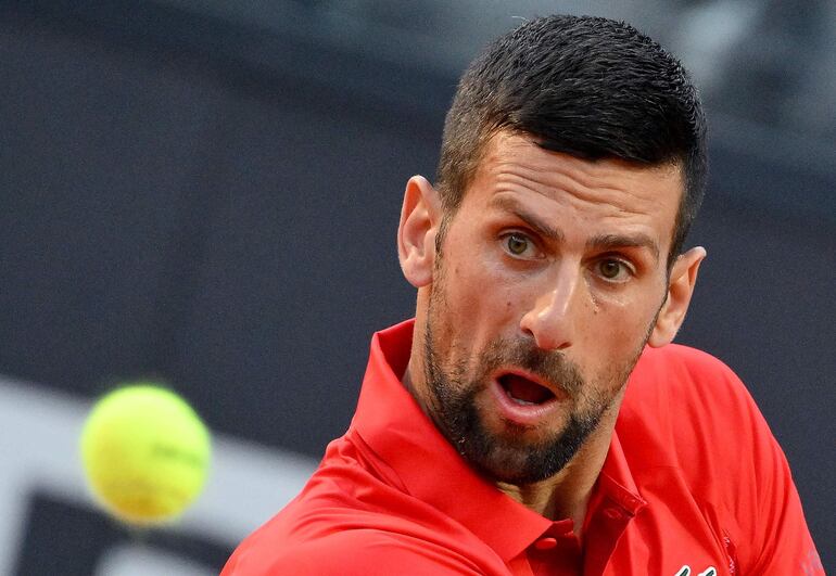 Novak Djokovic venció al francés Corentin Moutet, pero al abandonar la cancha recibió un golpe fortuito en la cabeza.