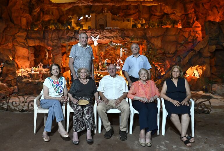 Los hermanos Caló-Claverol: Pedro Juan y Ángel Dalilo (parados) junto a Ángela Lucía, Griselda Beatriz, Genaro Guillermo, Dulcina María y María Guadalupe ante el inmenso pesebre.