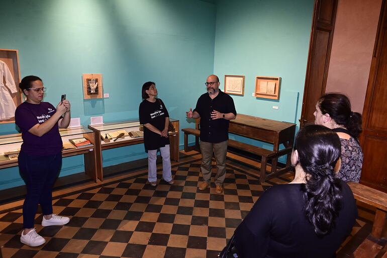 El historiador David Velázquez Seiferheld ofrece una visita guiada al nuevo museo Mbo'e, que contiene objetos relativos a la historia de la educación en Paraguay.