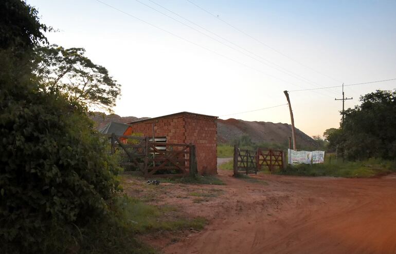 Acceso principal a la estancia "Temí" ubicada en la compañía Coronel Cubas de Paso Yobái, Guairá.