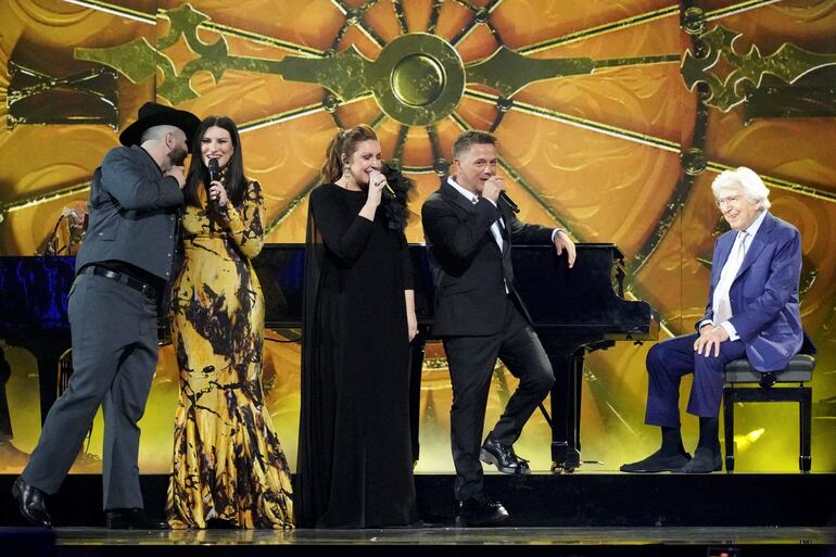 Carin León, Laura Pausini, Niña Pastori y Alejandro Sanz rinden homenaje a Manuel Alejandro en los Premios Lo Nuestro.