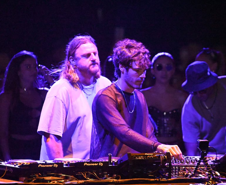 Solomun, a punto de tomar la posta en las bandejas, sobre el cierre del set del DJ argentino Manu Desrets.