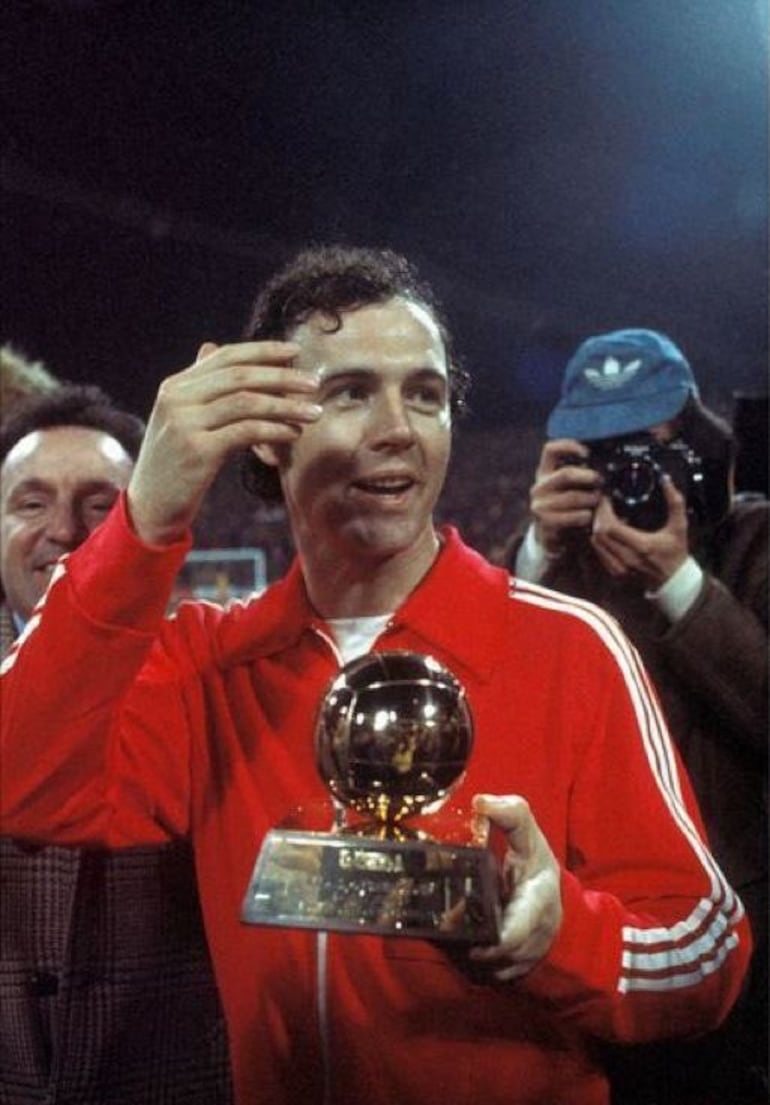 Beckenbauer recibe el Balón de Oro en un partido con el Bayern Múnich.