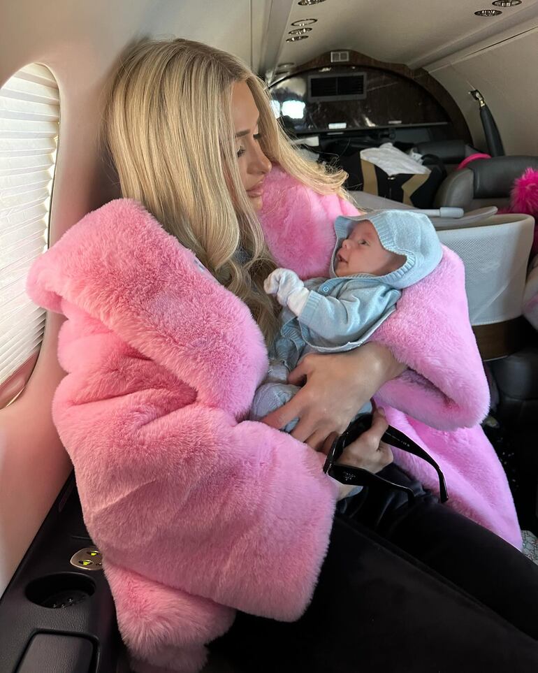 Mamá Paris Hilton con baby Phoenix en brazos. (Instagram/Paris Hilton)