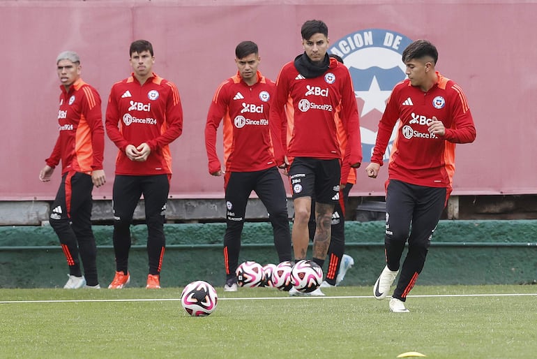 FotografÍa cedida por la Federación de Fútbol de Chile (FFCh), de jugadores de la selección chilena de fútbol, durante un entrenamiento este viernes, en el complejo deportivo Juan Pinto Durán, en Santiago (Chile). Chile entrenó tras perder 1-2 ante Brasil, de cara al duelo ante Colombia del próximo martes por la eliminatoria al Mundial 2026 en el que el técnico Ricardo Gareca tiene en duda a Esteban Pavez por molestias físicas, pero recupera a Paulo Díaz y Erick Pulgar.