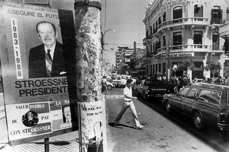 Afiches de propaganda electoral en la Asunción estronista (Foto: AFP).