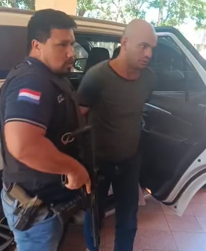 Marcio Barrios Núñez, sindicado como el autor del crimen, momento en que era llevado a la base de Investigaciones. (Captura de vídeo).