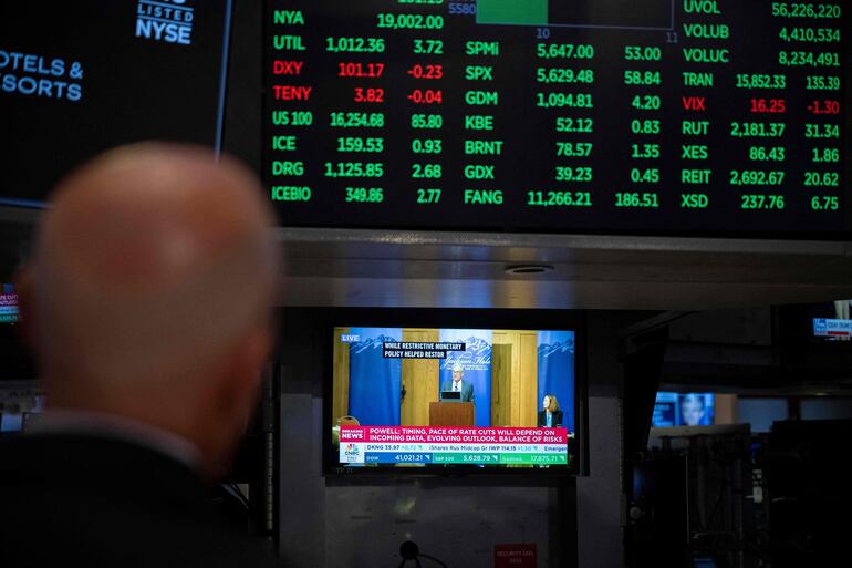 TOPSHOT - Una estación de televisión transmite al presidente de la Reserva Federal de Estados Unidos, Jerome Powell, hablando en Jackson Hole, Wyoming, en el piso de la Bolsa de Valores de Nueva York (NYSE) en Nueva York el 23 de agosto de 2024 (foto AFP).