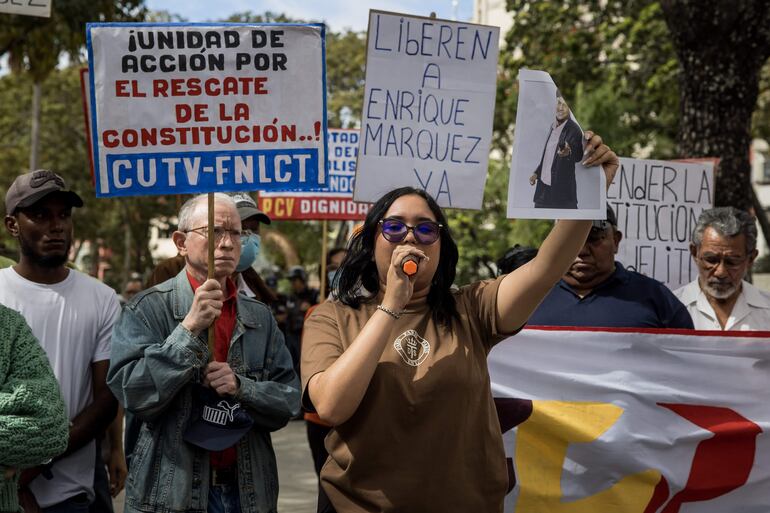 Personas sostienen carteles en una manifestación frente a la sede principal del Ministerio Público este martes, en Caracas (Venezuela). Familiares de los considerados "presos políticos" en Venezuela, detenidos tras las elecciones del 28 de julio, acudieron esta semana a la sede de la Fiscalía en Caracas para solicitar el "cierre definitivo de los procesos penales" para sus allegados, mediante una ley de amnistía general que "allane el camino a la paz".
