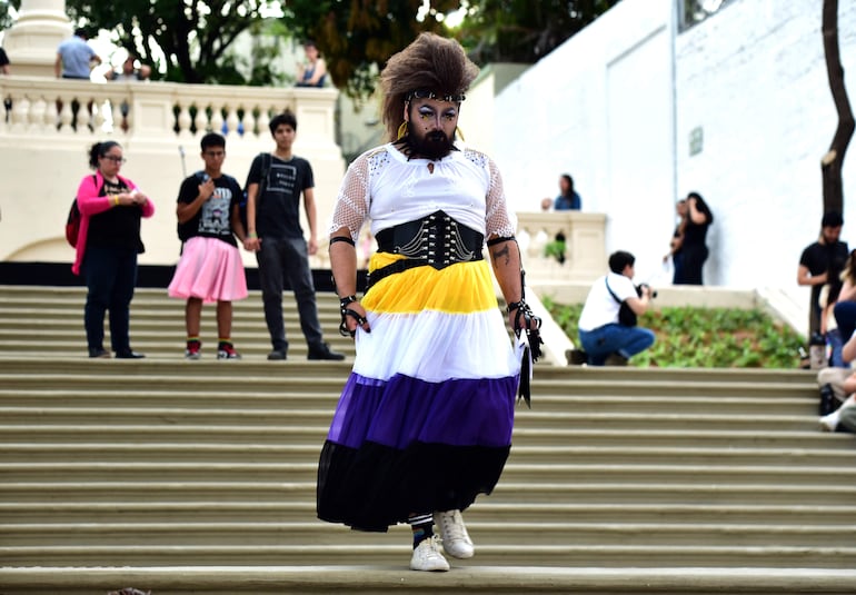 Centenares de personas reclamaron respeto a los derechos de la comunidad LGBTI (trans, lesbianas, gais, bisexuales e intersexuales) con una colorida marcha que este año arribó a su vigésimo aniversario, hoy en Asunción (Paraguay).